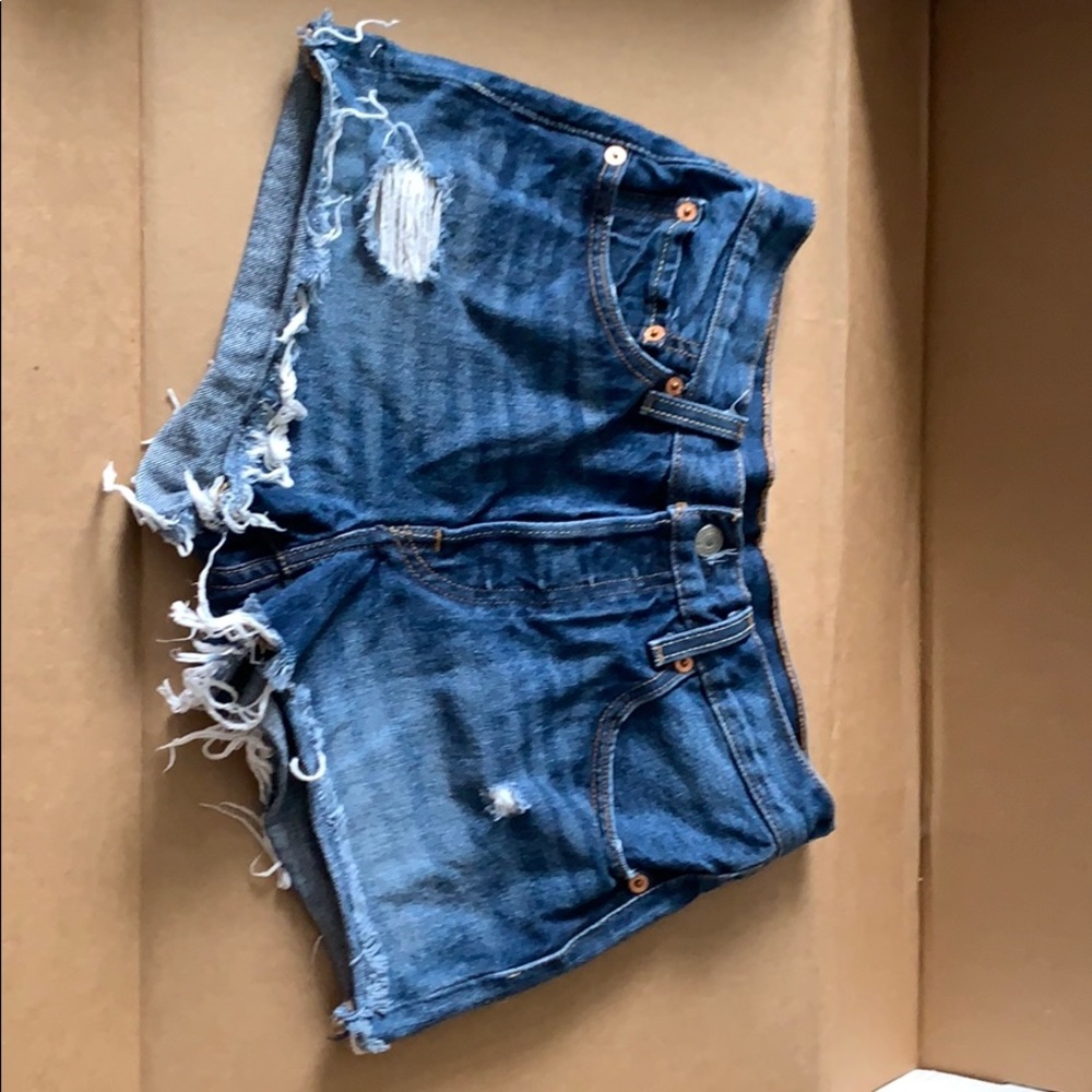 Mid rise Levi Jean shorts.